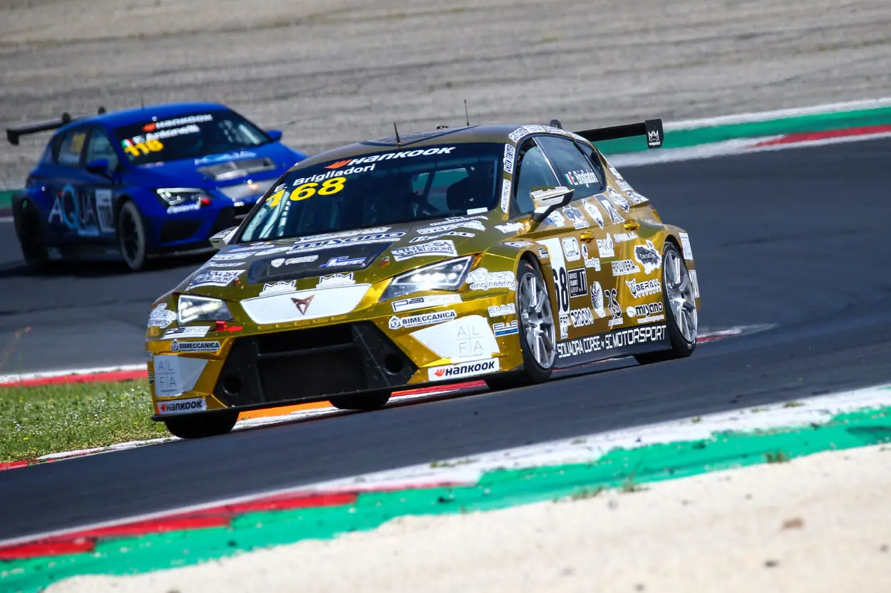 TCR Italy DSG | Vallelunga 2025, Qualifiche: Eric Brigliadori conquista la pole position. Roccadelli l’unico in grado di insidiare il suo dominio