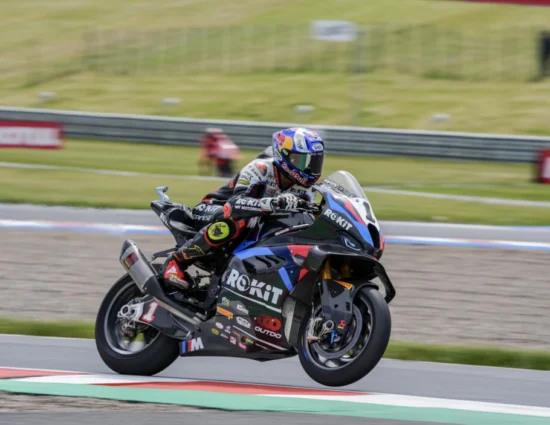 SBK | Round Repubblica Ceca 2025, FP1: Razgatlıoğlu comanda tra le bandiere rosse