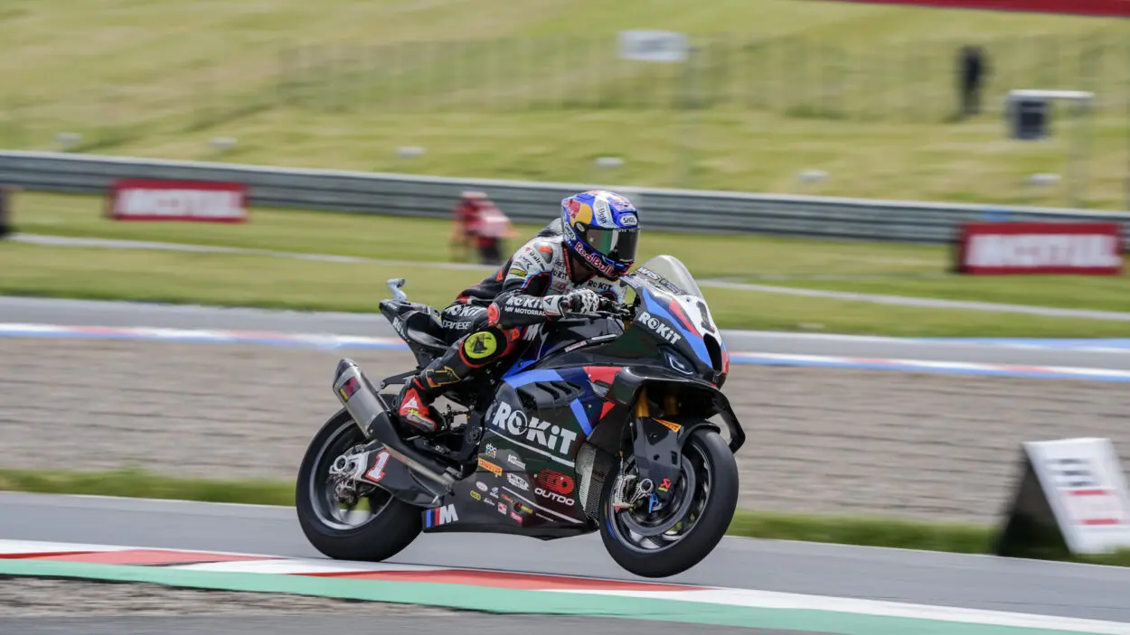 SBK | Round Repubblica Ceca 2025, FP1: Razgatlıoğlu comanda tra le bandiere rosse