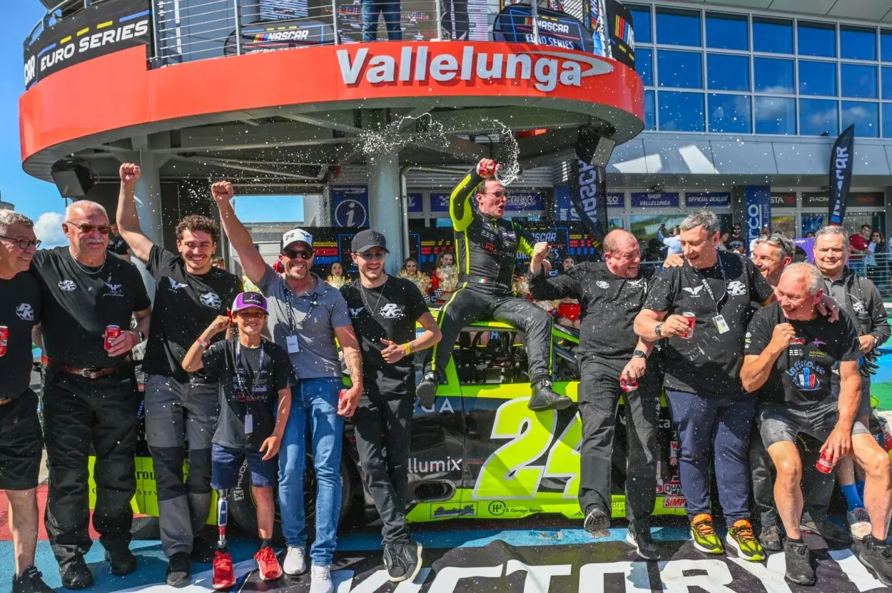 NASCAR Euro Series | Vallelunga 2025: PK Carsport domina il weekend con le vittorie di Ghirelli e Krasonis!