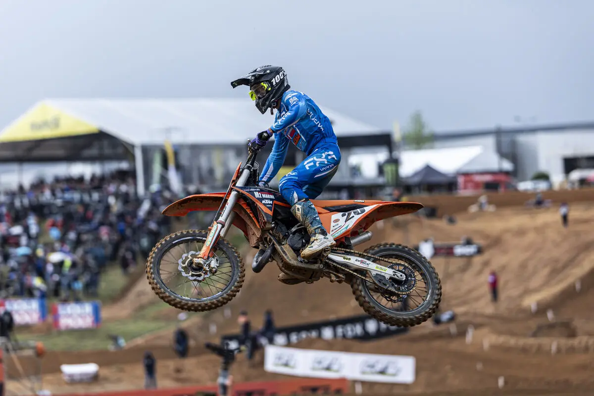 EMX125 | GP Francia 2025: Alvisi rovescia la classifica con una splendida doppietta, podio tutto italiano