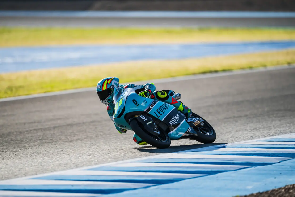 Moto3 | GP Francia 2025, FP1: Adrian Fernandez brucia la concorrenza in una sessione piena di imprevisti
