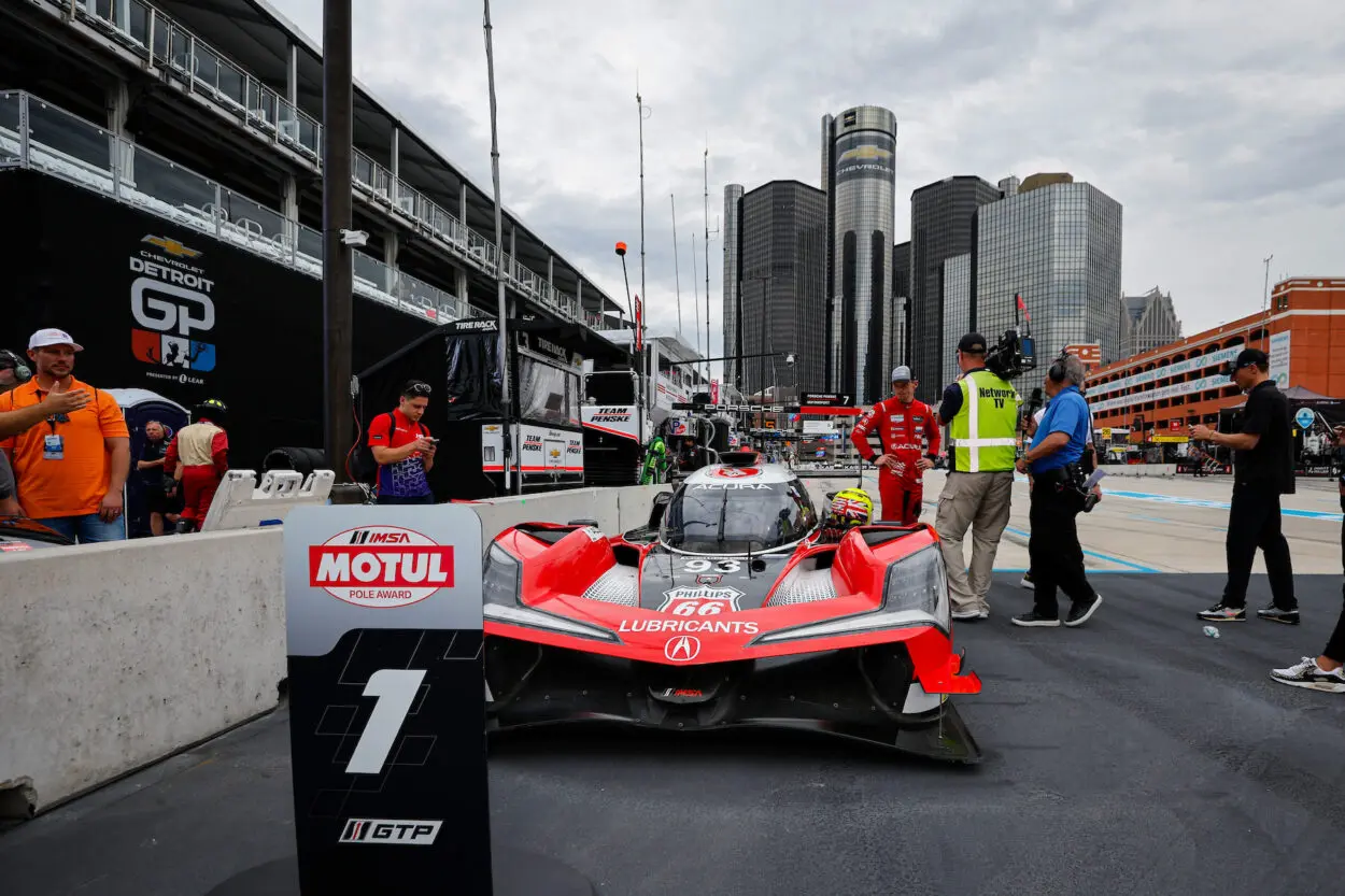 IMSA | Chevrolet Detroit Sports Car Classic 2025, le Qualifiche: Nick Yelloly si impone sulla sua Acura. Seb Priaulx, su Ford, è primo in GTD PRO.