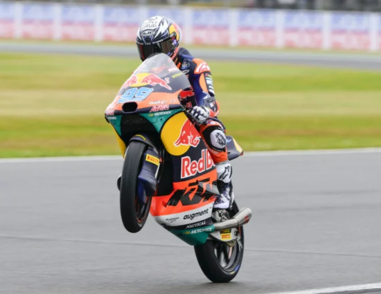 Moto3 | GP Gran Bretagna 2025, Gara: José Antonio Rueda rimonta dal fondo e vince, 3° Lunetta