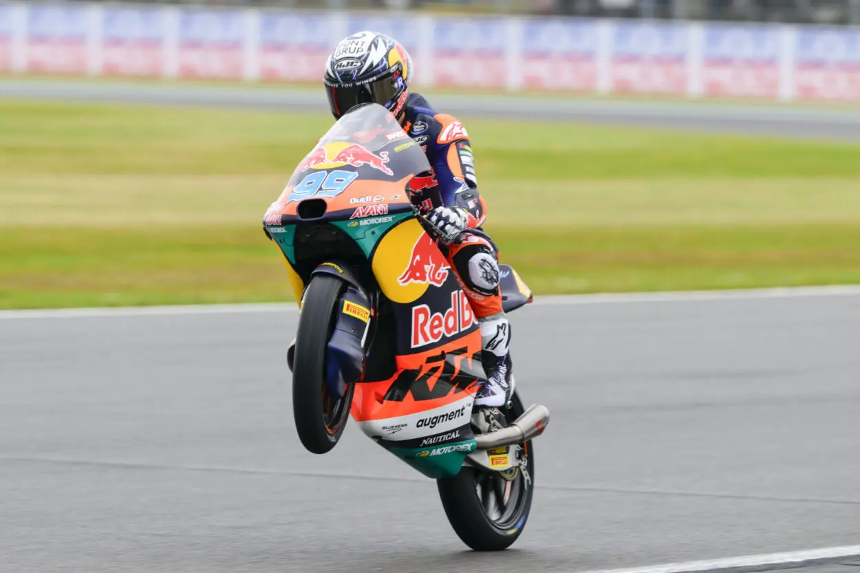Moto3 | GP Gran Bretagna 2025, Gara: José Antonio Rueda rimonta dal fondo e vince, 3° Lunetta