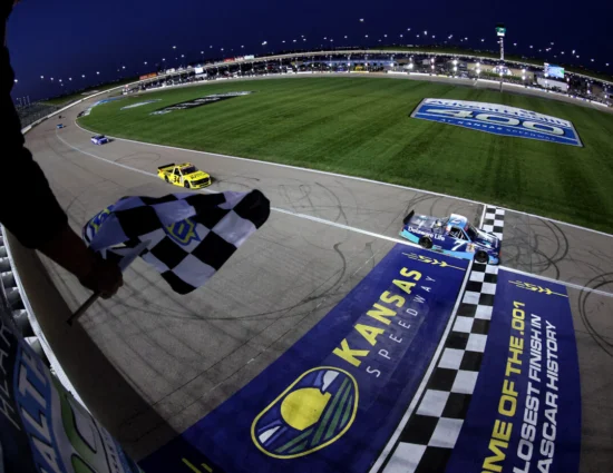 NASCAR | Truck Series, Kansas #1 2025: Carson Hocevar torna in victory lane dopo un anno e mezzo di assenza