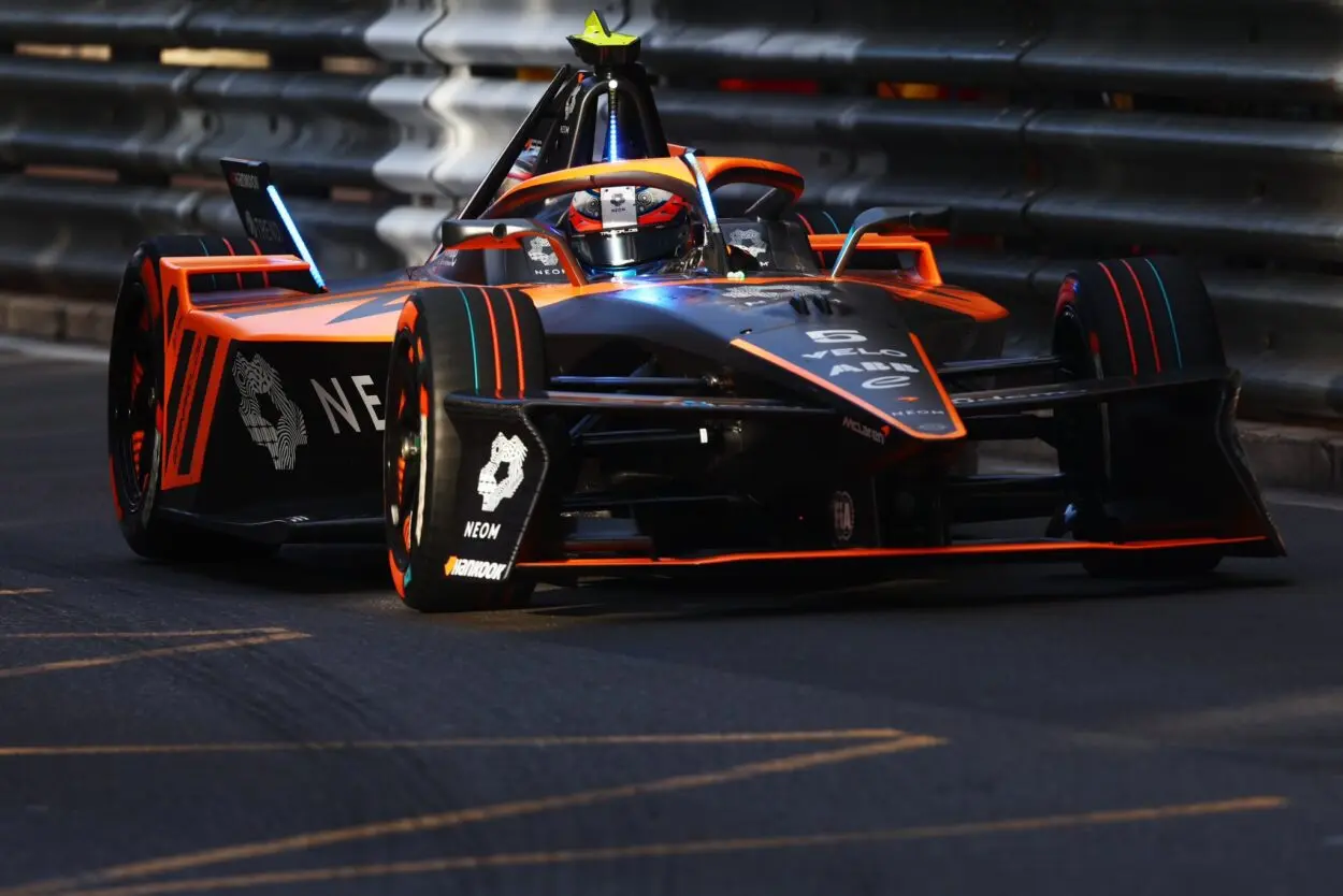 Formula E | Monaco ePrix #1 2025: Rowland a muro nella finale, Barnard ringrazia e fa sua la pole position