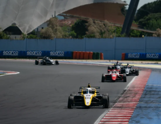 F4 Italia | Misano 2025, Gara 1: Wheldon conquista la vittoria su Hanna e Sammalisto