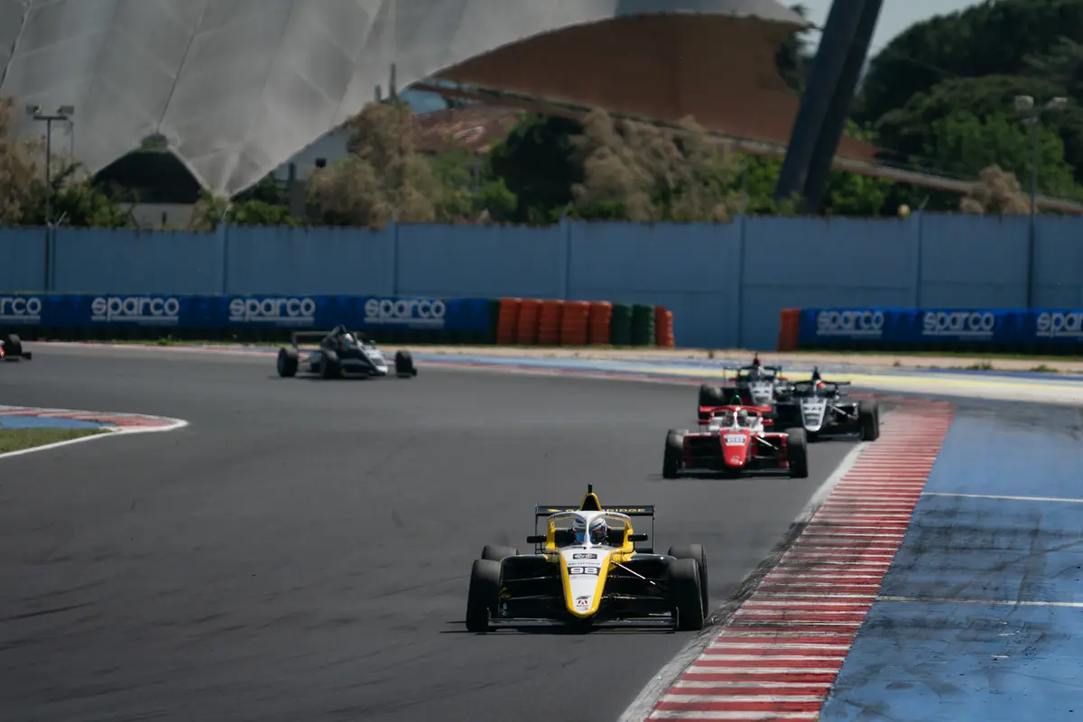 F4 Italia | Misano 2025, Gara 1: Wheldon conquista la vittoria su Hanna e Sammalisto