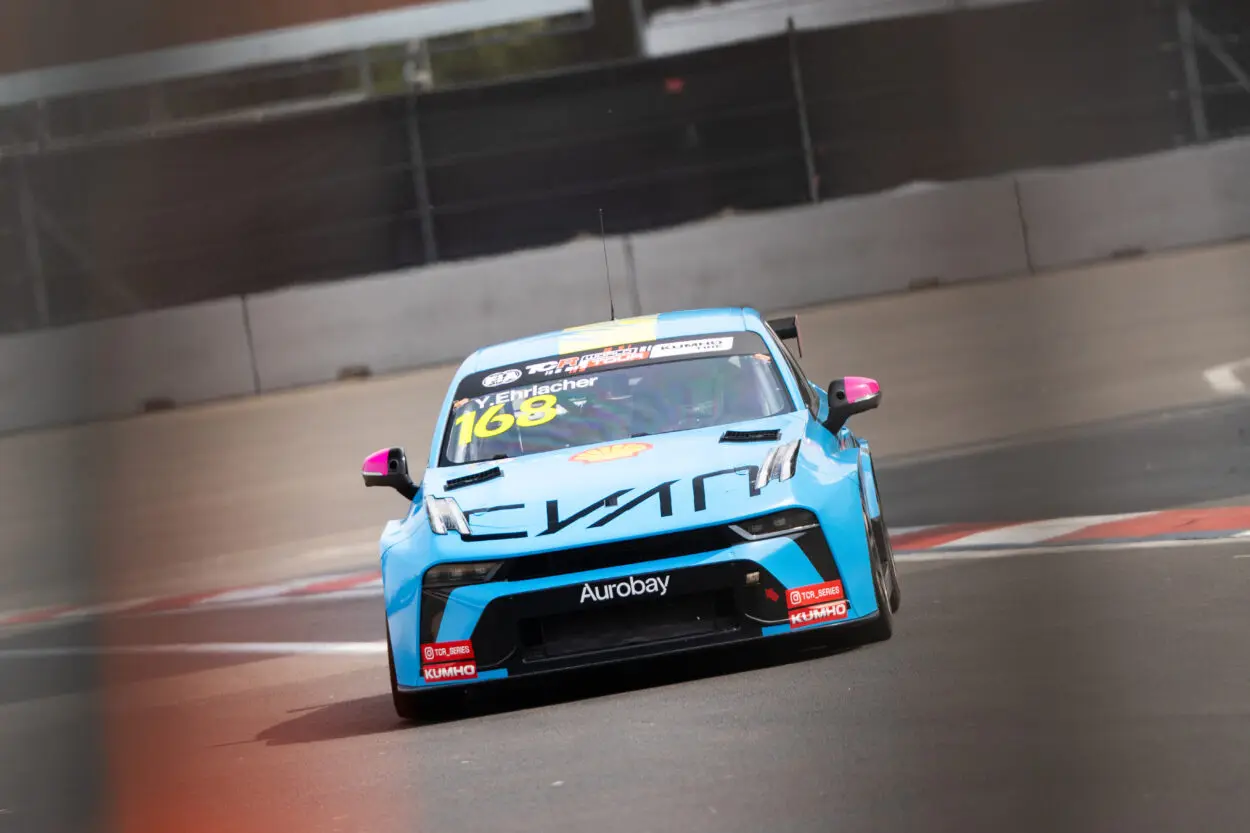 TCR World Tour | Mexico City 2025, Gara 1: Guerrieri sbaglia al via, lotta fratricida e tripletta per Cyan Racing. Vince Ehrlacher