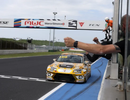 TCR Italy DSG | Misano #1 2025, Gara 2: Brigliadori straccia la concorrenza e trionfa dominando. Punteggio pieno dopo il primo round