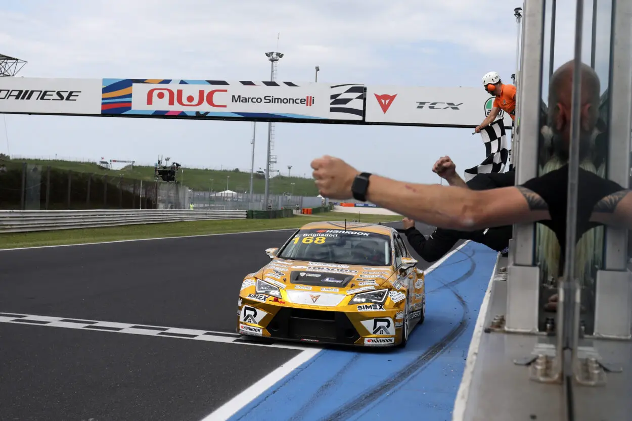 TCR Italy DSG | Misano #1 2025, Gara 2: Brigliadori straccia la concorrenza e trionfa dominando. Punteggio pieno dopo il primo round