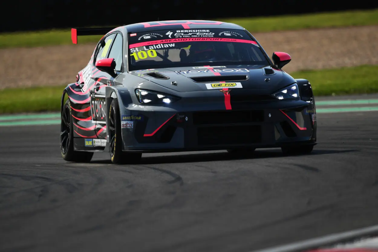 TCR UK | Silverstone 2025, Qualifiche: Prima pole position per Steve Laidlaw. Shepherd terzo, ma scatterà dal fondo