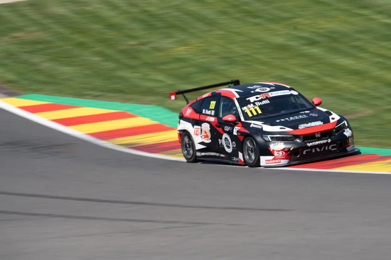 TCR Europe | Spa-Francorchamps 2025, Gara 1: Indomabile Marco Butti, dal ribaltamento nelle libere alla prima vittoria europea senza rivali