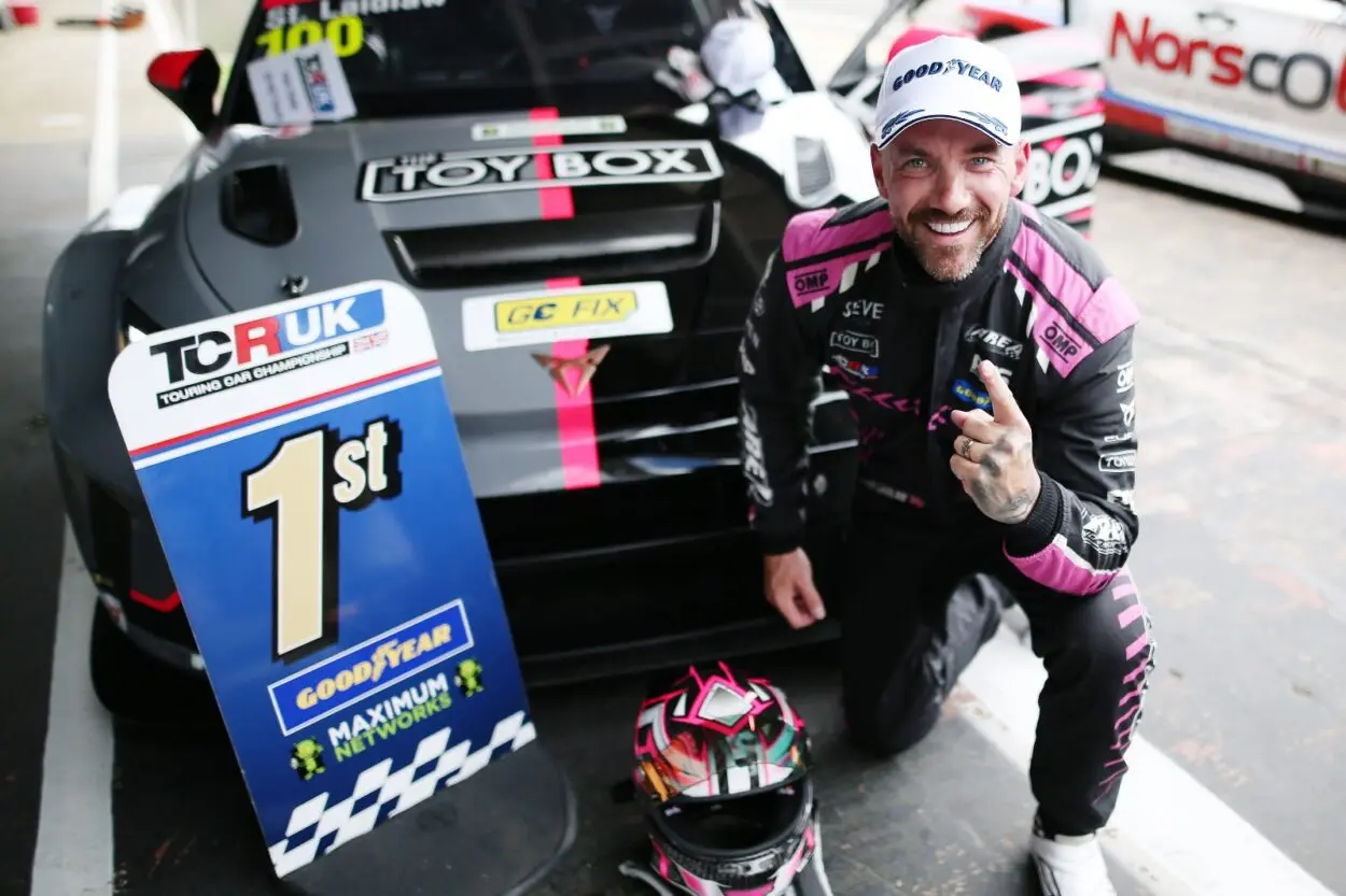 TCR UK | Silverstone 2025, Gara 1: Steve Laidlaw resiste su Callum Newsham per la prima vittoria dell’anno