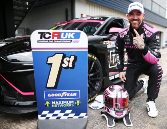 TCR UK | Silverstone 2025, Gara 2: Spettacolo di Steve Laidlaw che vince di nuovo davanti a Newsham. Da decimo a primo in meno di un giro