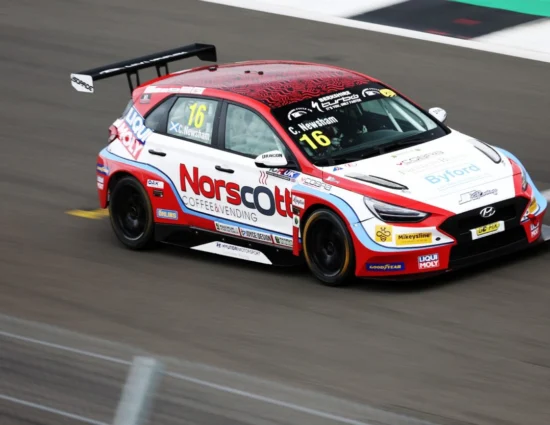 TCR UK | Silverstone 2025, Gara 3: Shepherd sbaglia al via, Newsham si prende la vittoria