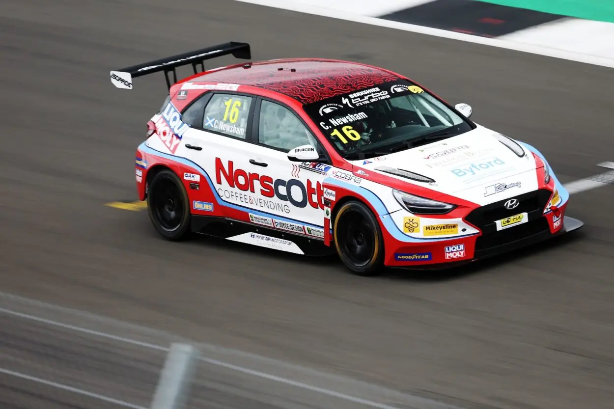 TCR UK | Silverstone 2025, Gara 3: Shepherd sbaglia al via, Newsham si prende la vittoria