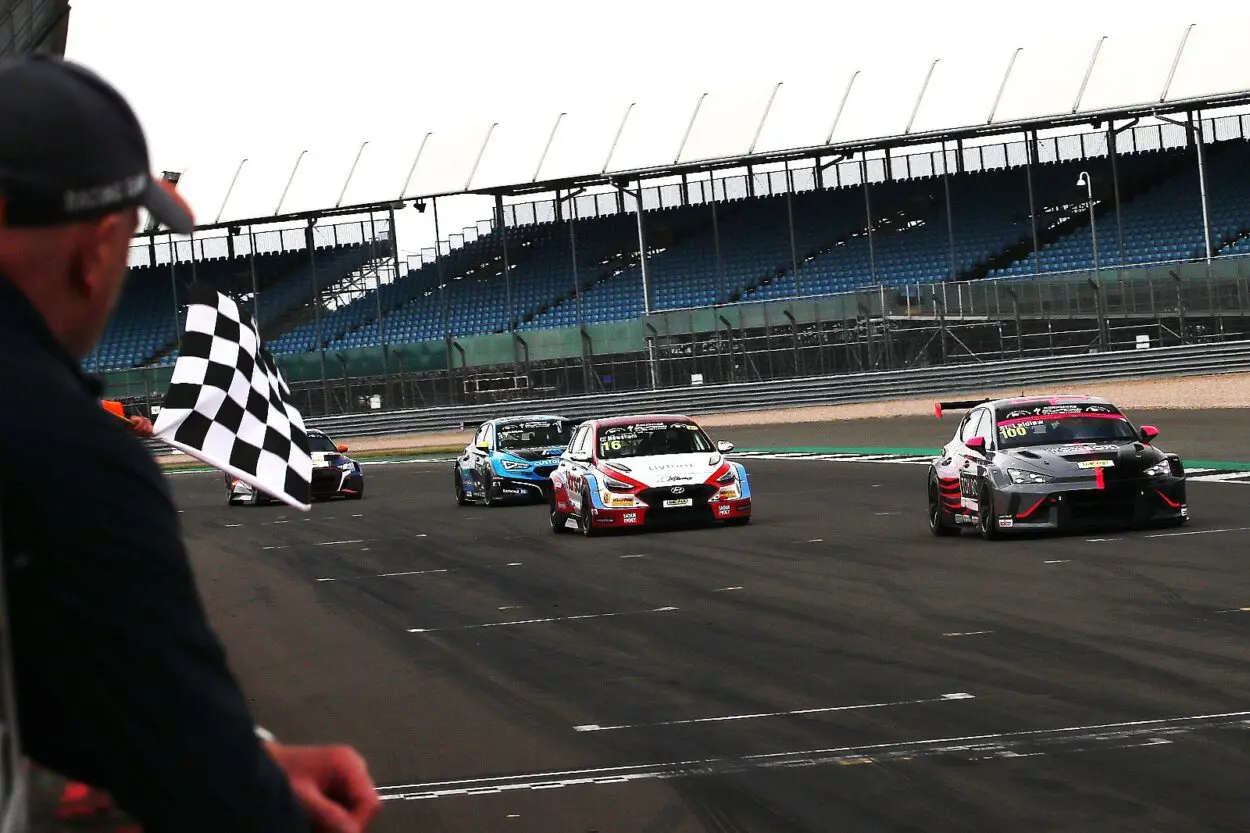 TCR UK | Silverstone 2025, Penalità Post-Gara: Laidlaw perde la seconda vittoria e poi la riacquisisce
