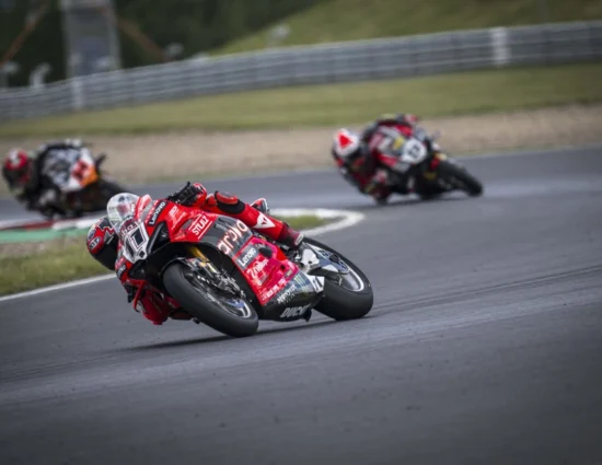 SBK | Round Repubblica Ceca 2025: Nicolò Bulega batte al fotofinish Razgatlioglu e vince Gara 2