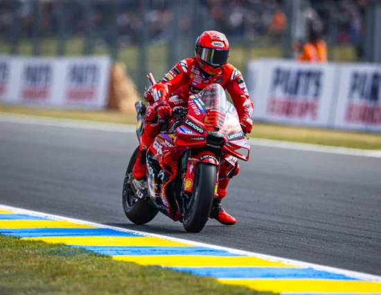MotoGP | GP Francia 2025, Gara Sprint: Marc Márquez si aggiudica un’altra manche del sabato davanti ai piloti Gresini. Bagnaia a terra