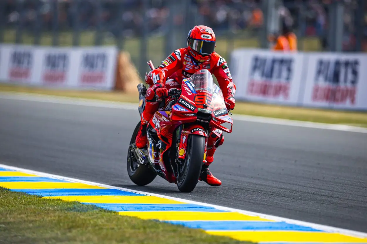 MotoGP | GP Francia 2025, Gara Sprint: Marc Márquez si aggiudica un’altra manche del sabato davanti ai piloti Gresini. Bagnaia a terra