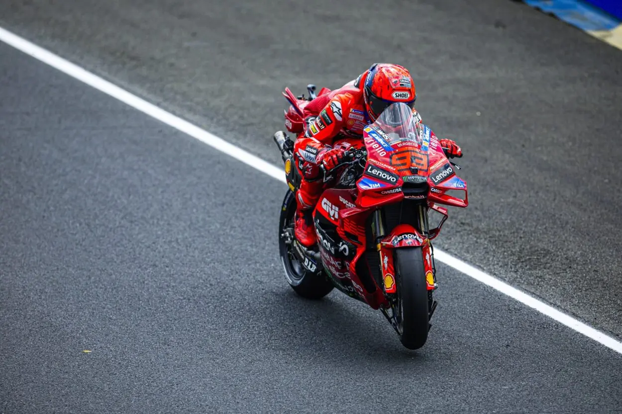 MotoGP | GP Gran Bretagna 2025, FP1: Marc Márquez subito in palla, primo davanti a Morbidelli