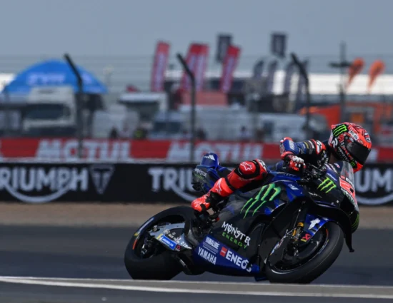 MotoGP | GP Gran Bretagna 2025, FP2: Fabio Quartararo primo in una sessione interrotta dalla bandiera rossa