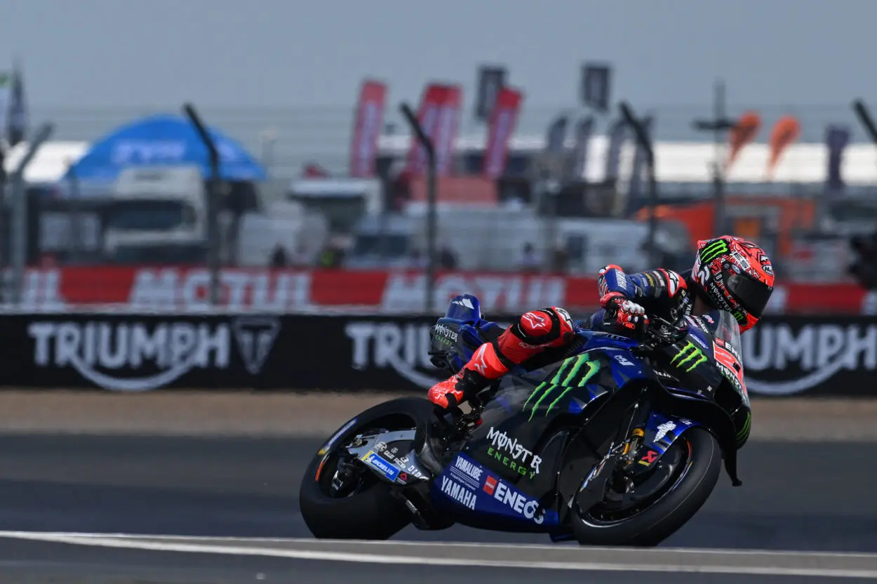 MotoGP | GP Gran Bretagna 2025, FP2: Fabio Quartararo primo in una sessione interrotta dalla bandiera rossa