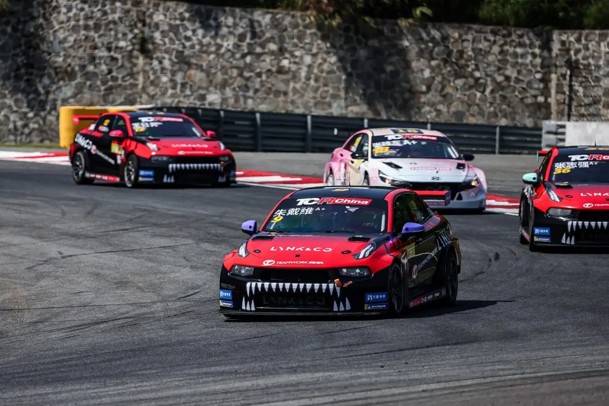 TCR China | Ningbo 2025: David Zhu quasi perfetto. Pole e vittoria, recupera punti su Zhang Zhendong al successo in Gara 2