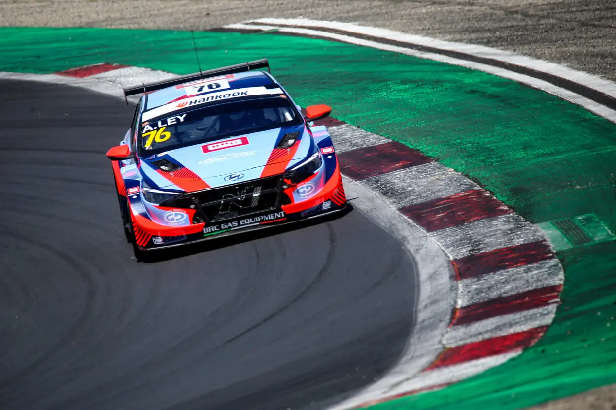 TCR Italy | Vallelunga 2025, Gara 2: Alex Ley torna al successo dopo oltre un anno. Baldan 2° e Taylor 3° dopo una partenza a fionda