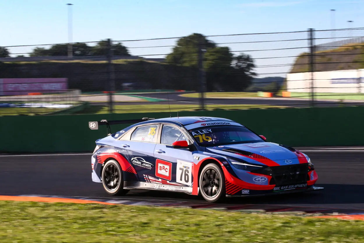 TCR Italy | Vallelunga 2025, Penalità Gara 1: Ley responsabile del ritiro di Imberti. Perde il podio, Alessi ancora in Top3