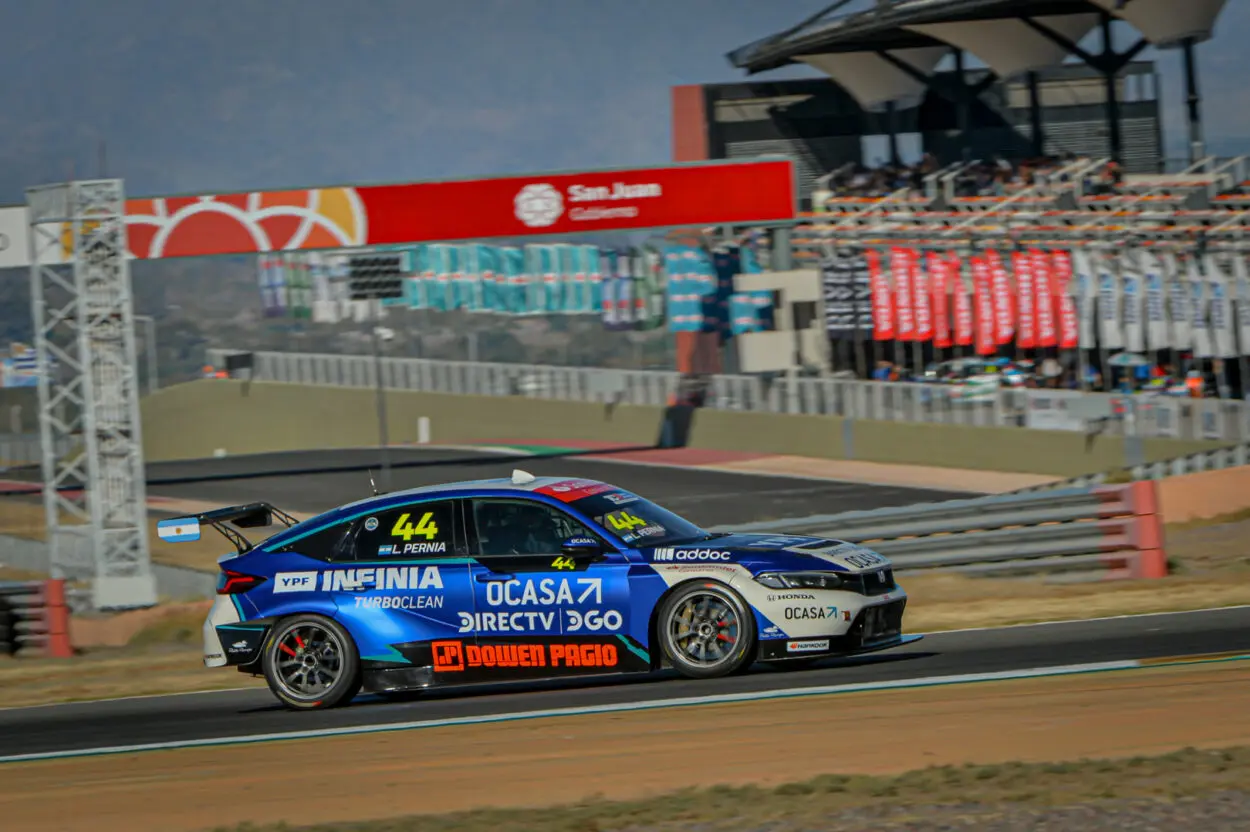 TCR South America | San Juan Villicum 2025, Gara 1: Leonel Pernía concretizza di nuovo la pole davanti a Reis e Yannantuoni. Fuori dal podio Cardoso
