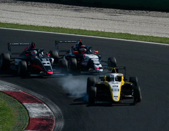 F4 Italia | Vallelunga 2025: Sebastian Wheldon conquista Gara 3. Podio sfumato per Olivieri