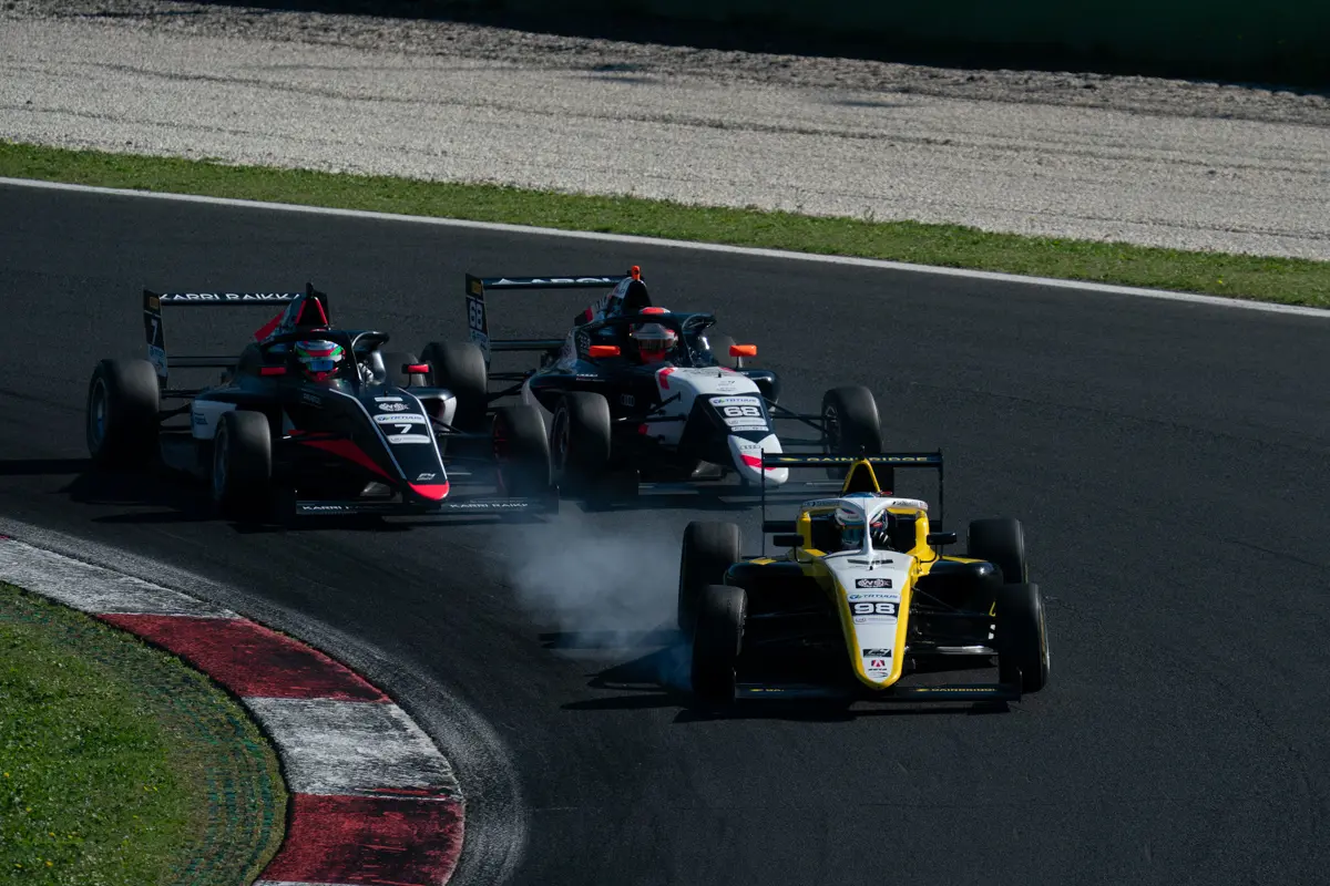 F4 Italia | Vallelunga 2025: Sebastian Wheldon conquista Gara 3. Podio sfumato per Olivieri