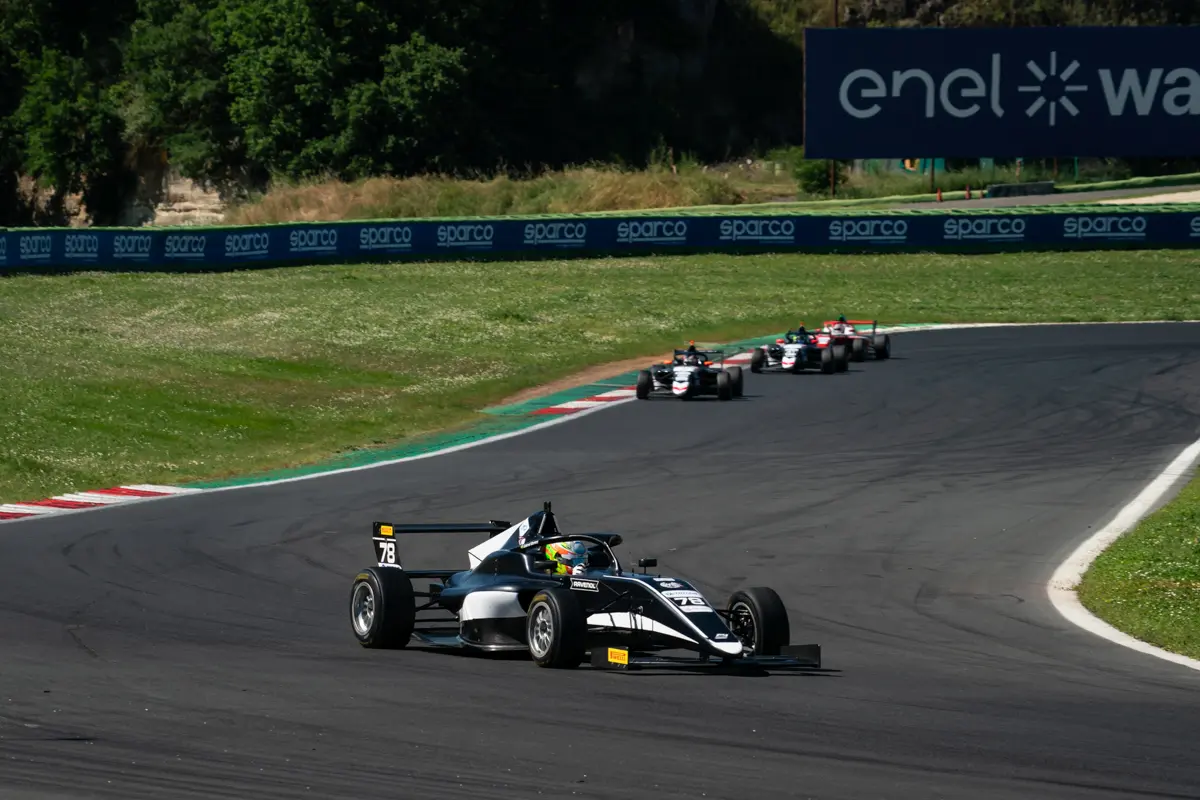 F4 Italia | Vallelunga 2025: Gabriel Gomez si aggiudica Gara 4. Olivieri secondo!