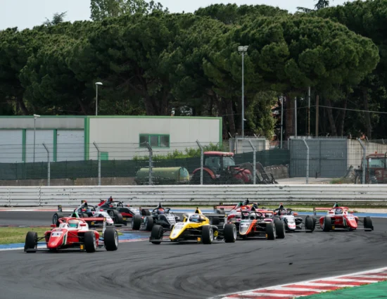 F4 Italia | Misano #1 2025: Kean Nakamura-Berta conquista anche Gara 3. Olivieri terzo!