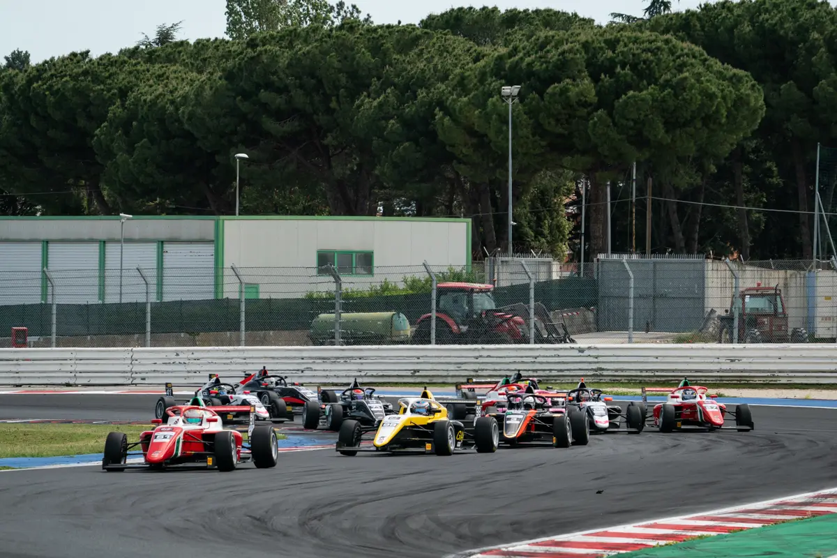 F4 Italia | Misano #1 2025: Kean Nakamura-Berta conquista anche Gara 3. Olivieri terzo!