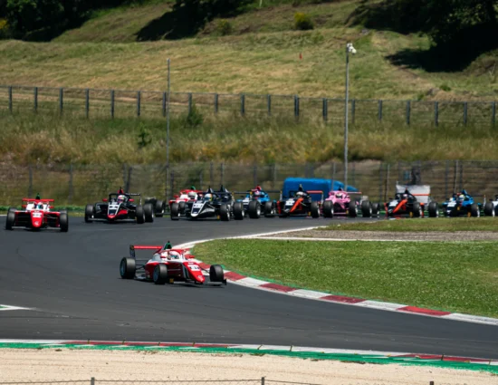 F4 Italia | Vallelunga 2025: Kean Nakamura-Berta si difende da Wheldon e vince anche Gara 2