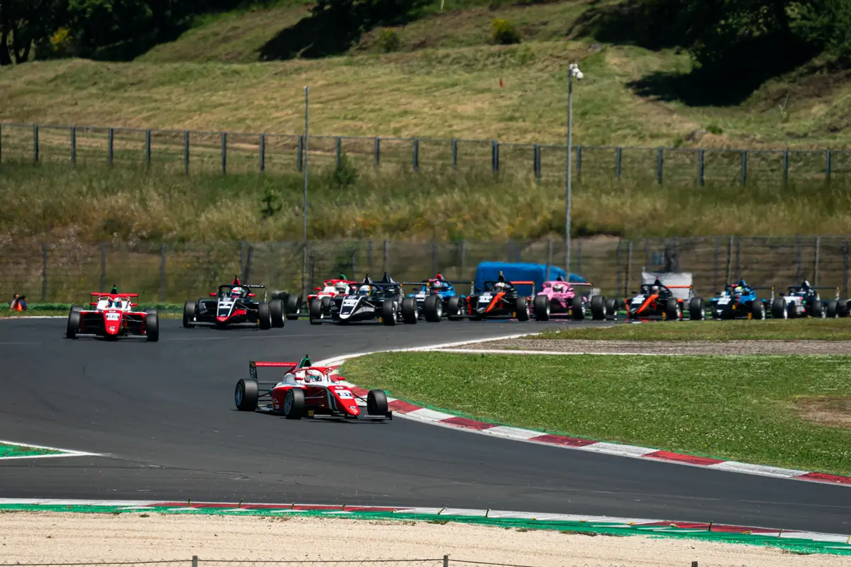 F4 Italia | Vallelunga 2025: Kean Nakamura-Berta si difende da Wheldon e vince anche Gara 2