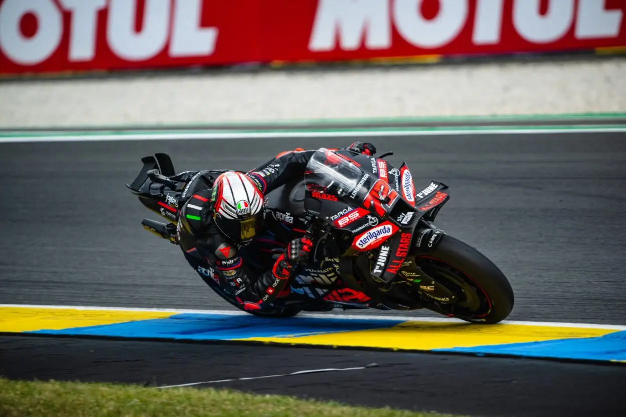 MotoGP | GP Gran Bretagna 2025, l’anteprima del team Aprilia. Bezzecchi: “Pista che mi piace, il meteo sarà un’incognita”