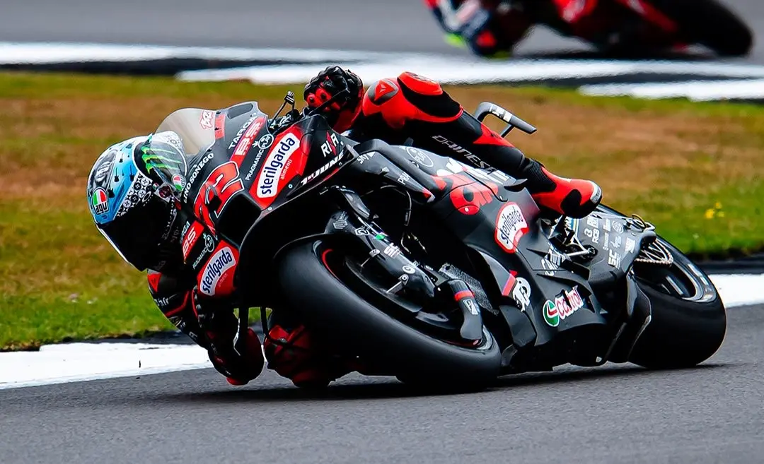 MotoGP | GP Gran Bretagna 2025, Gara: Marco Bezzecchi vince una Silverstone pazza. 3° Marc Márquez, Bagnaia a terra, sfortuna Quartararo