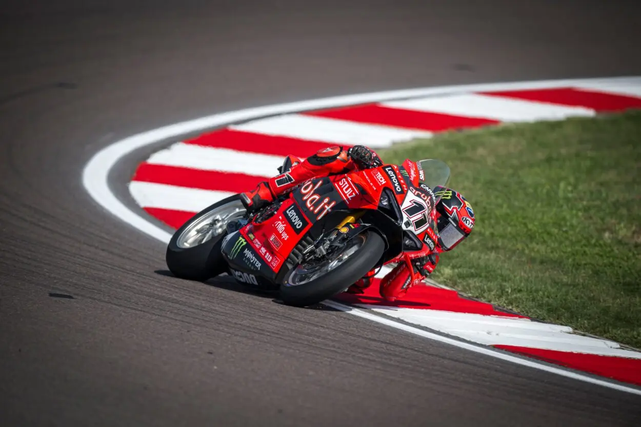 SBK | Round Italia 2025, SP: pole position e record della pista per Bulega, 3° Razgatlioglu. Delude Petrucci (13°)