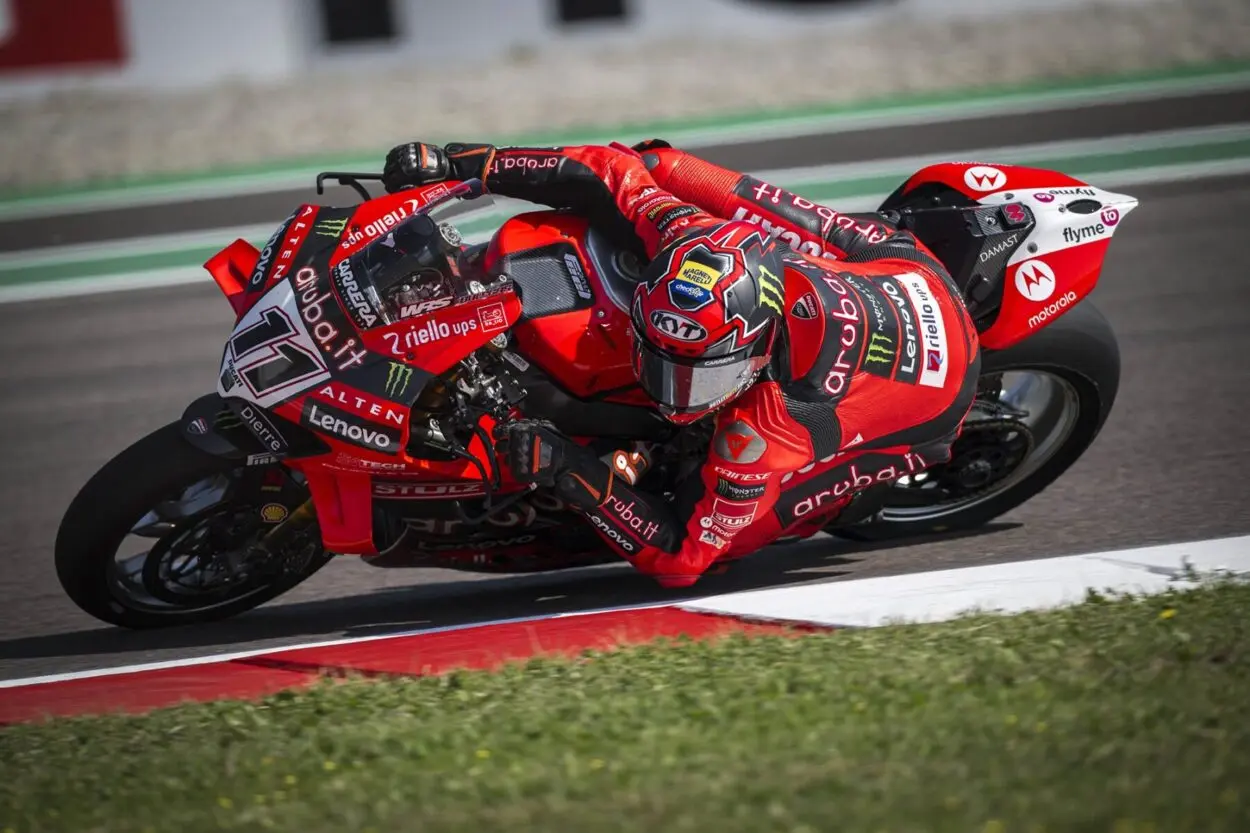 SBK | Round Italia 2025, Gara 1: Nicolò Bulega ha la meglio su Razgatlıoğlu e vince a Cremona