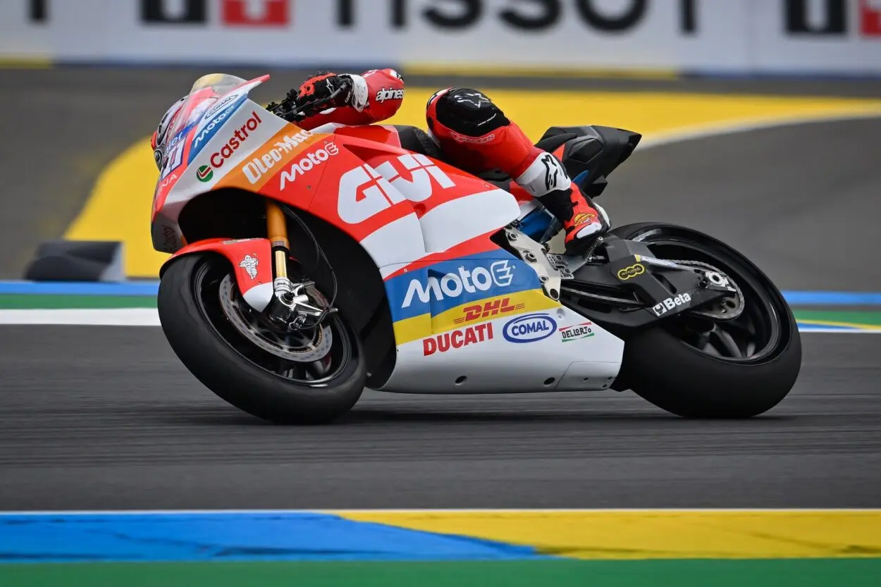MotoE | GP Francia 2025, Gara 2: Mattia Casadei vince a Le Mans una corsa ad eliminazione