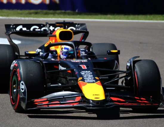 F1 | Red Bull torna all’antico ad Imola, numero di gara bordato di bianco. Su altre vetture resta illeggibile
