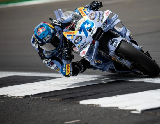 MotoGP | GP Gran Bretagna 2025, Practice: Álex Márquez strappa il record della pista a fine sessione