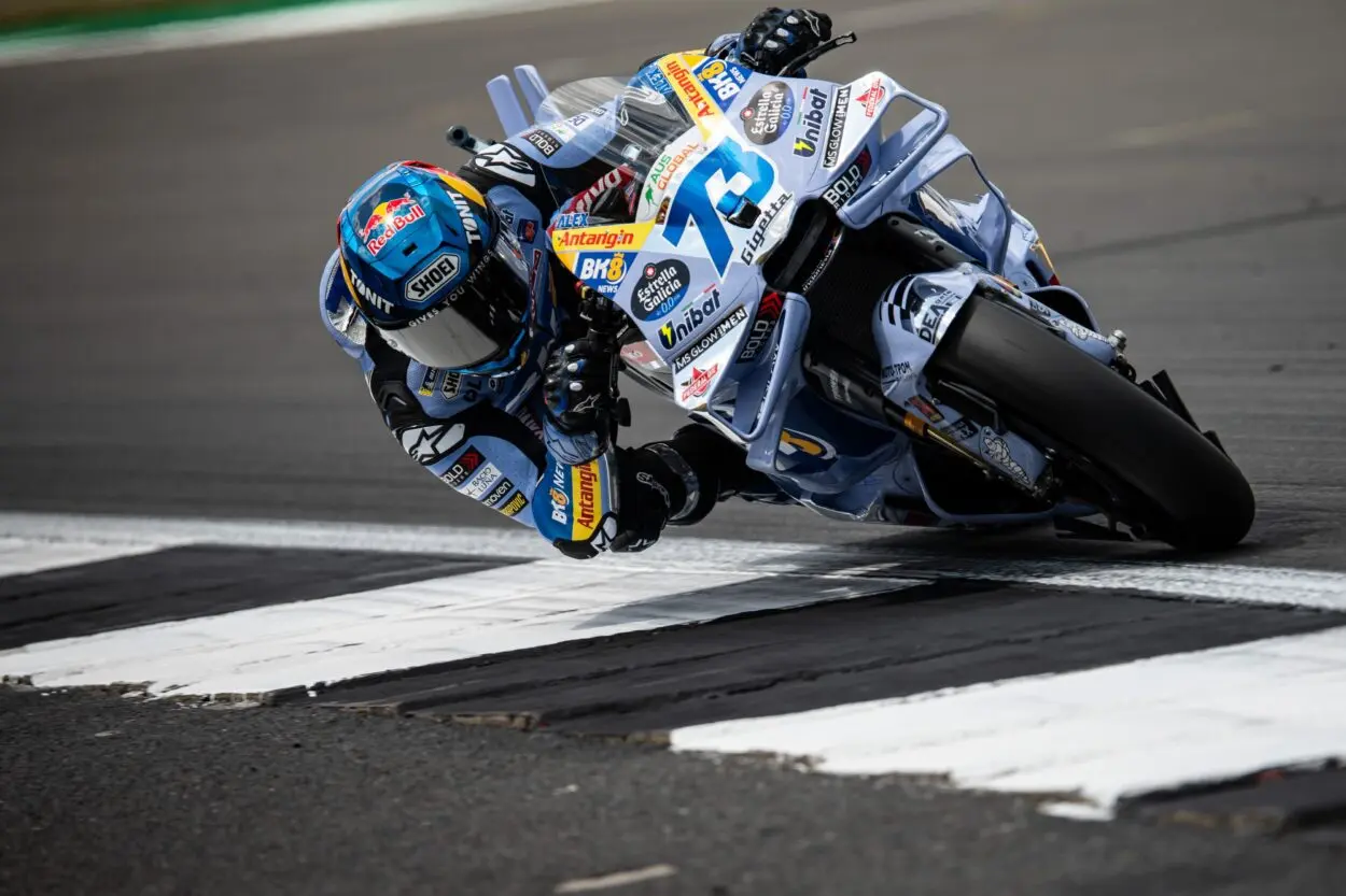 MotoGP | GP Gran Bretagna 2025, Practice: Álex Márquez strappa il record della pista a fine sessione