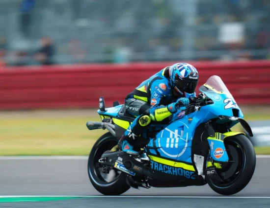 MotoGP | GP Gran Bretagna 2025, warm-up: Raúl Fernández primo in un turno bagnato