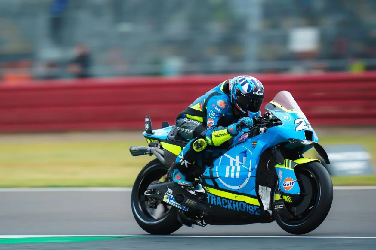 MotoGP | GP Gran Bretagna 2025, warm-up: Raúl Fernández primo in un turno bagnato